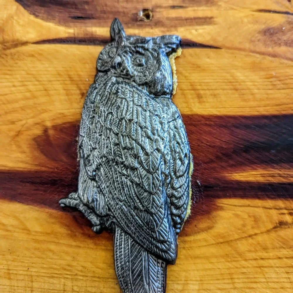 Wood wall plaque with owl and adjustable hooks for hanging items
